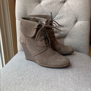 Tesori Suede Wedge Ankle Booties Sz 5.5